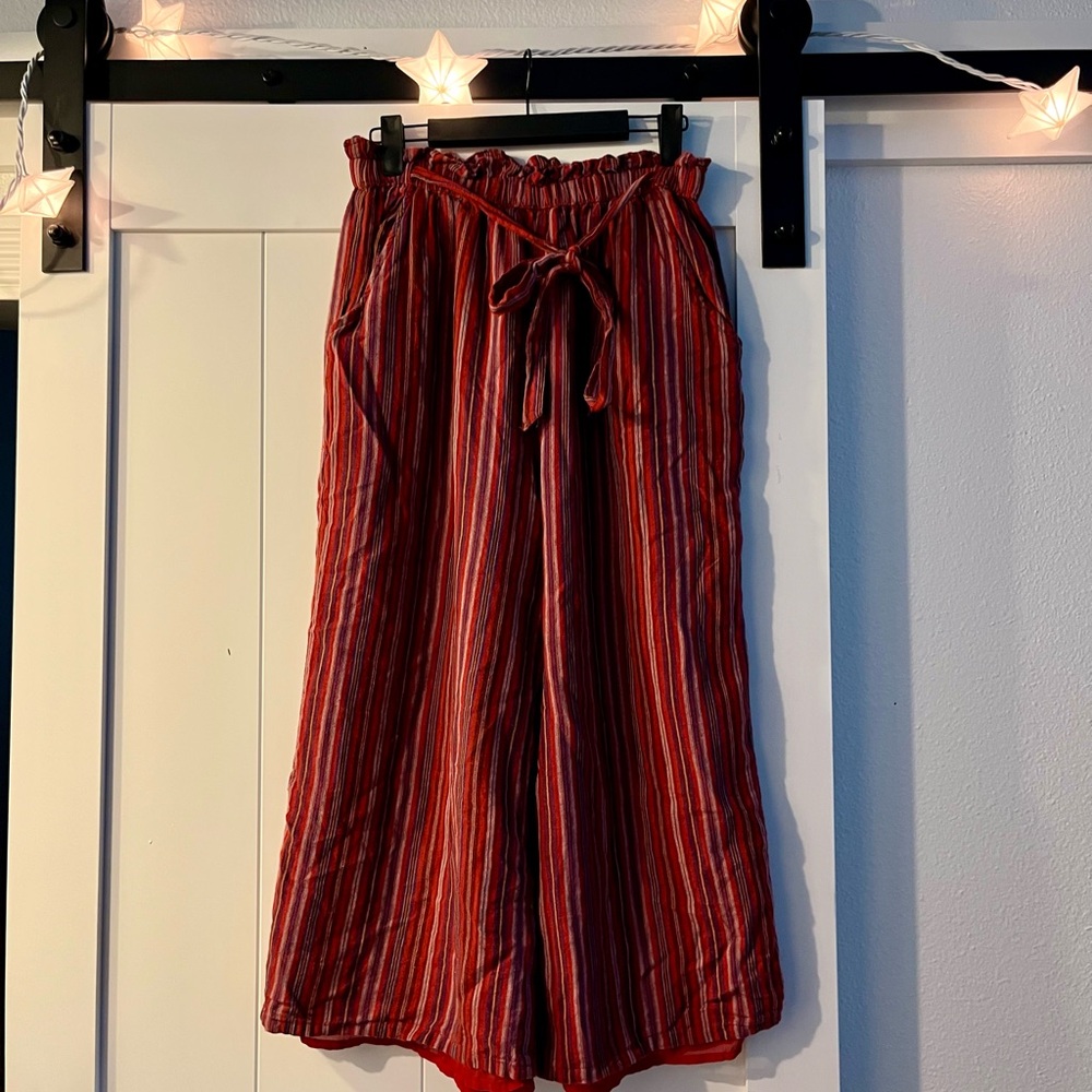🔥Sale🔥 American Eagle Outfitters Cotton/Linen Red Striped Cropped Pants (M)